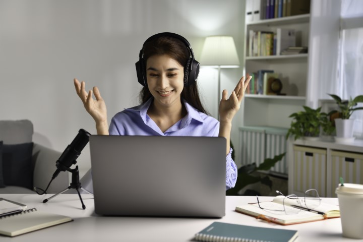 Interactive virtual classroom session with students and a teacher